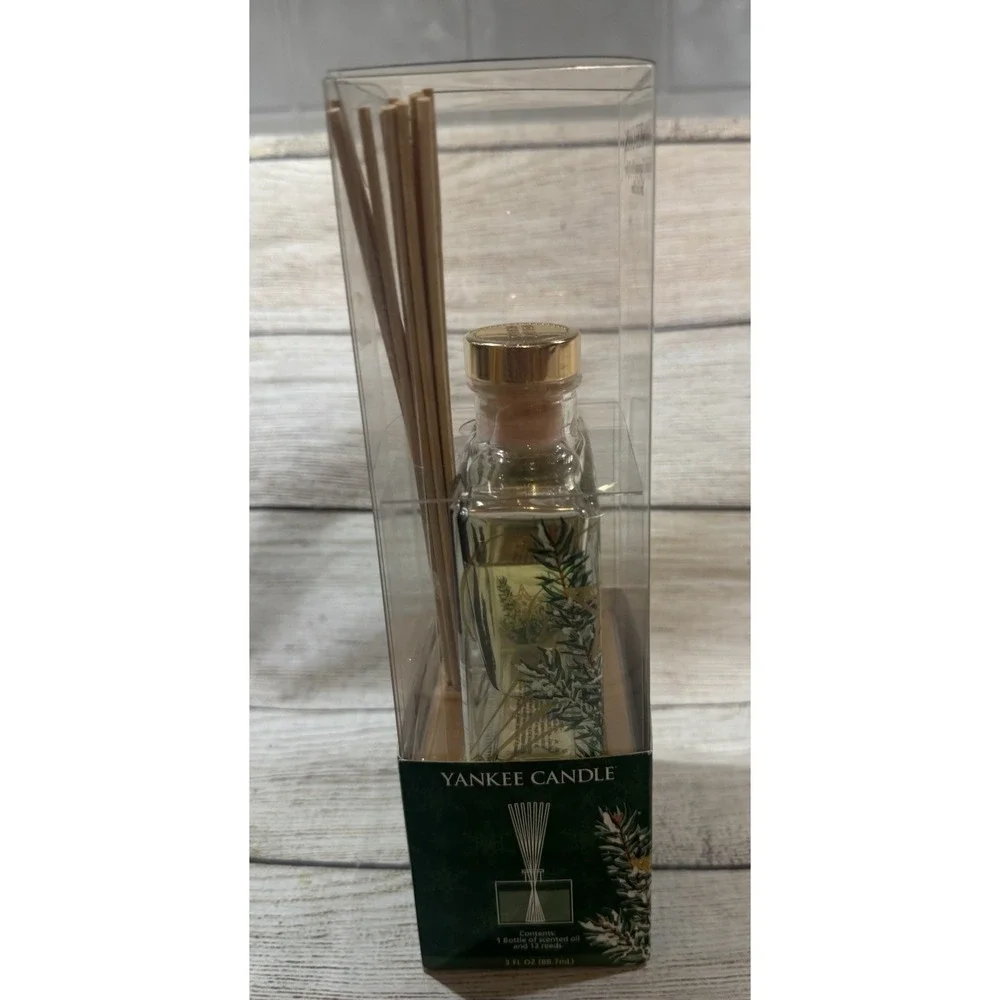 NIB Yankee Candle 3 oz Reed Diffuser Christmas Tree Hand Decorated Glass NEW